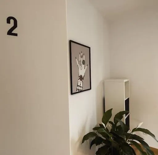 Daire Geraeumige 3-schlafzimmer-wohnung In Nahe Uni *