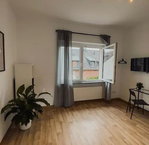 Geraeumige 3-schlafzimmer-wohnung In Nahe Uni * קובלנץ